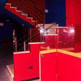 Dall�ingresso pi� piccolo si accede al foyer e alla biglietteria in cui dominano gli accesi colori del blu e del rosso